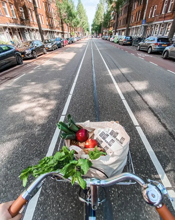 Cambio climático Fomenta el transporte sostenible, como caminar, andar en bicicleta o usar el transporte público Cambio climático Fomenta el transporte sostenible, como caminar, andar en bicicleta o usar el transporte público